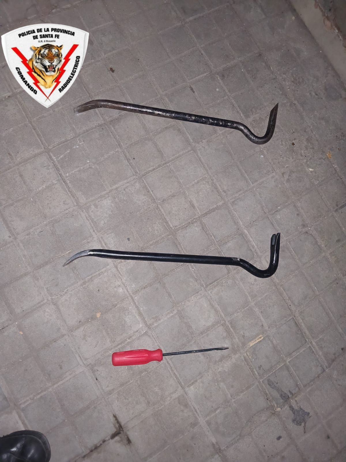 Robo Rapipago Rosario dos barretas de hierro y destornillador secuestrados