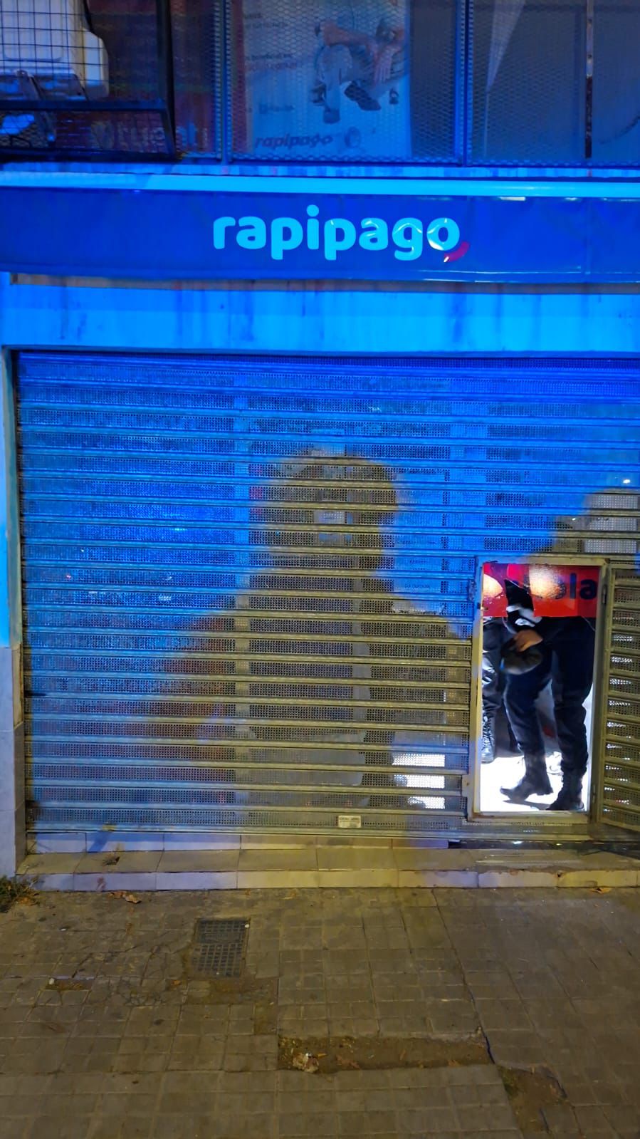 Robo Rapipago Rosario fachada con persiana violentada en 27 de Febrero al 5800
