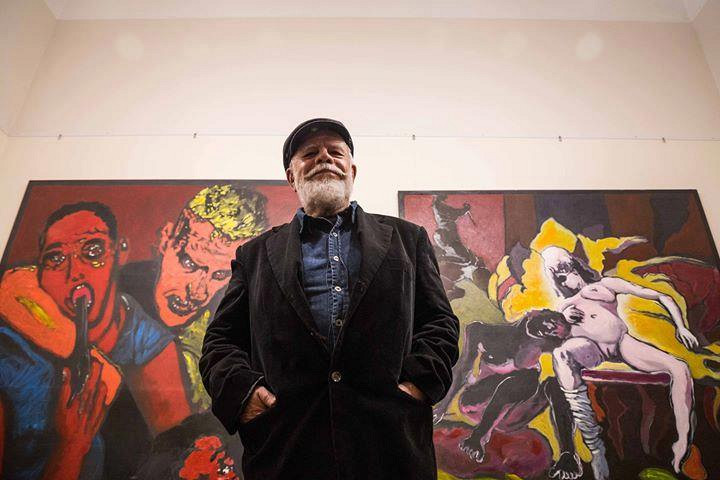 Rocambole en Funes: el artista visual de los Redonditos de Ricota posa frente a sus obras
