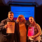 Roldán políticas de género: representantes municipales sostienen carpetas durante la firma de convenios con el Ministerio de Igualdad y Desarrollo Humano de Santa Fe