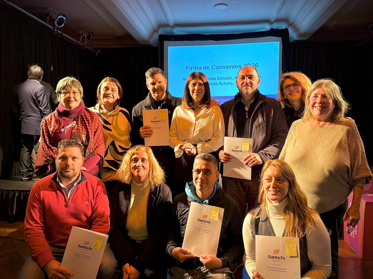 Equipo de Roldán y autoridades provinciales tras la firma de convenios por políticas de género en Plataforma Lavardén, Rosario