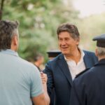 Roly Santacroce intendente de Funes saludando a vecinos