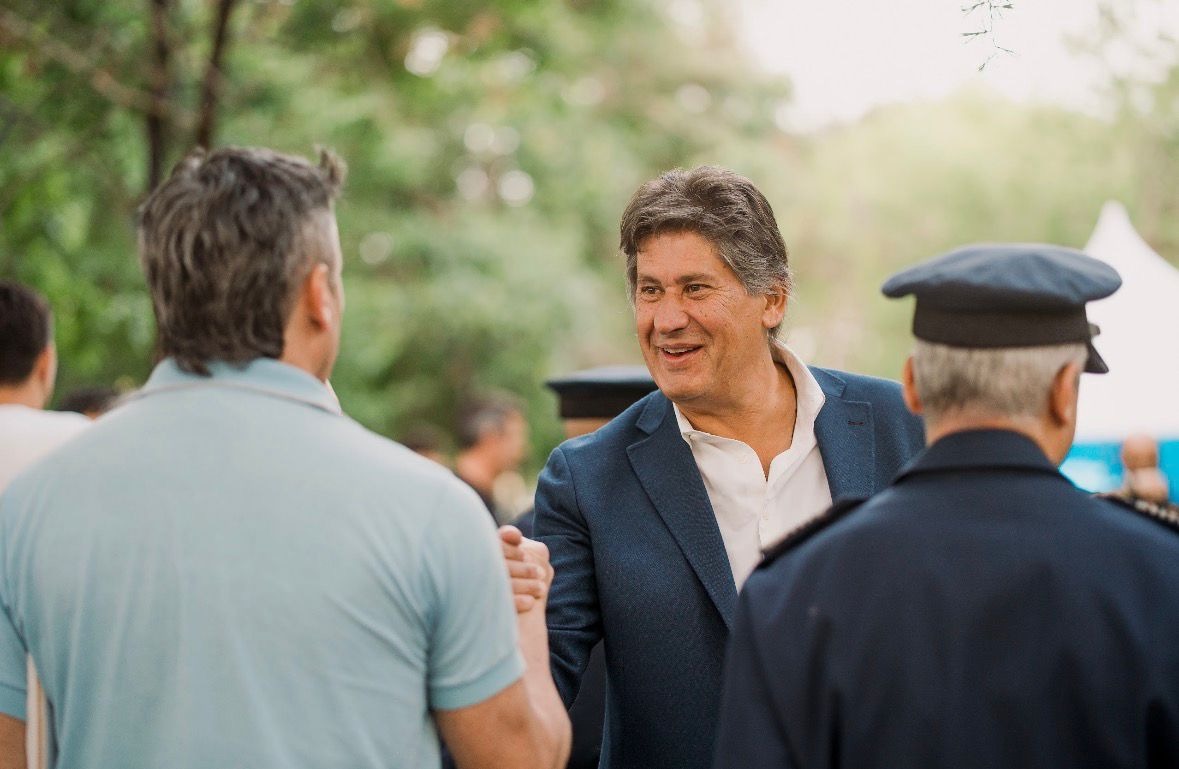 Roly Santacroce intendente de Funes saludando a vecinos