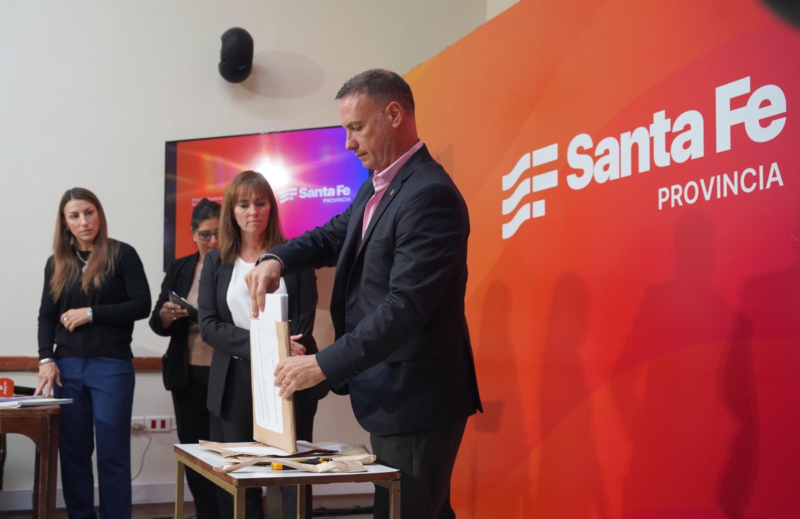 Acto de apertura de licitación para reparar rutas provinciales en la Casa de Gobierno de Santa Fe