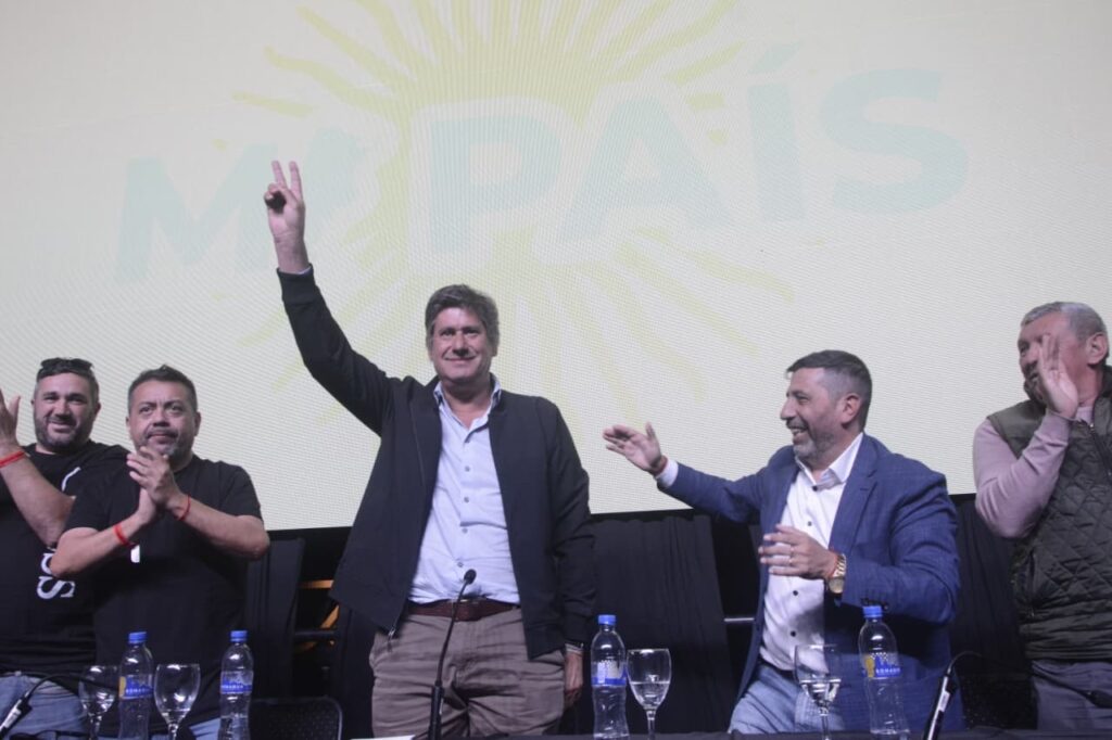 Santacroce Tejiendo Futuro haciendo señal de victoria en el foro de Rosario