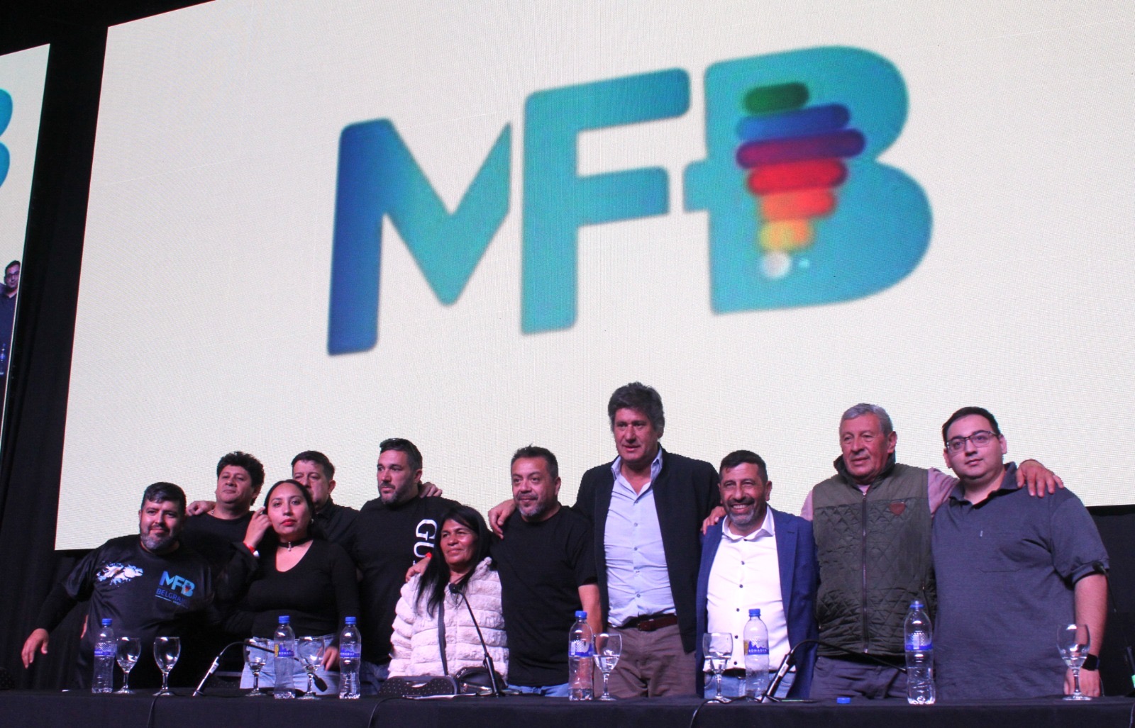 Santacroce Tejiendo Futuro foto grupal con referentes políticos y sociales
