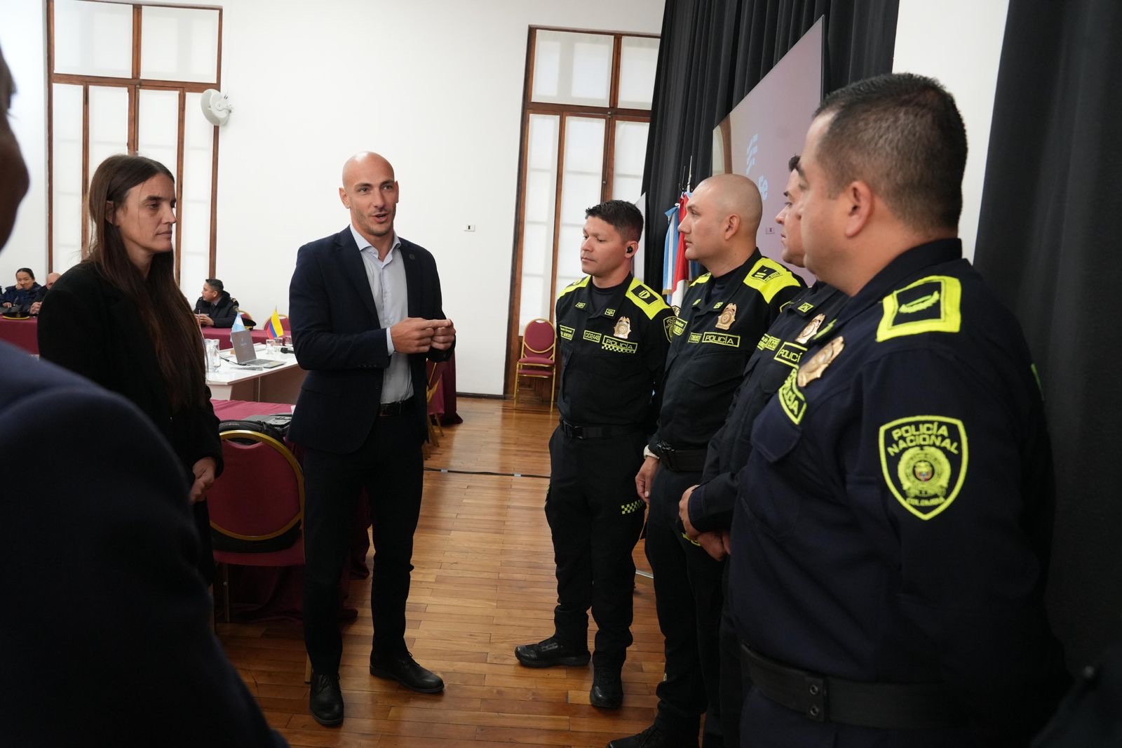 Esteban Santantino dialoga con efectivos de la Policía Nacional de Colombia durante la capacitación antidrogas en Santa Fe