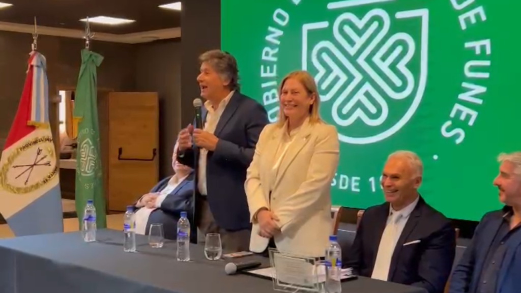 Gisela Scaglia en el Hotel Radisson Red Sol de Funes junto a Roly Santacroce y empresarios