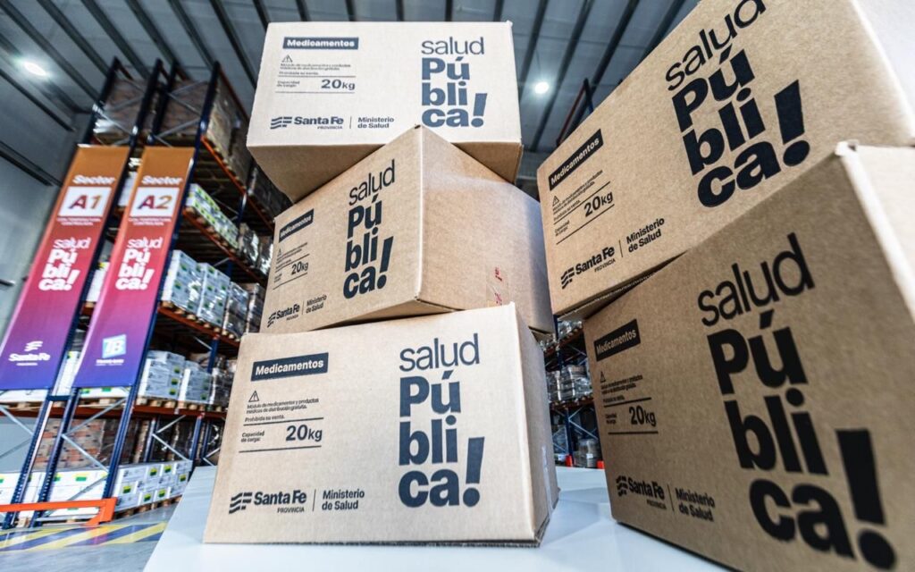 Logística de medicamentos en Santa Fe: depósito provincial del Parque Industrial de Funes con pirámide de cajas del Ministerio de Salud