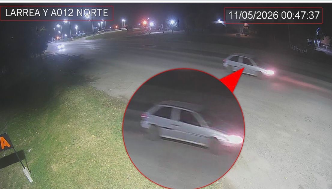 Sistema de monitoreo Roldán: VW Gol Power gris marcado con círculo rojo en Larrea y A012 (Norte) a las 00:47:37