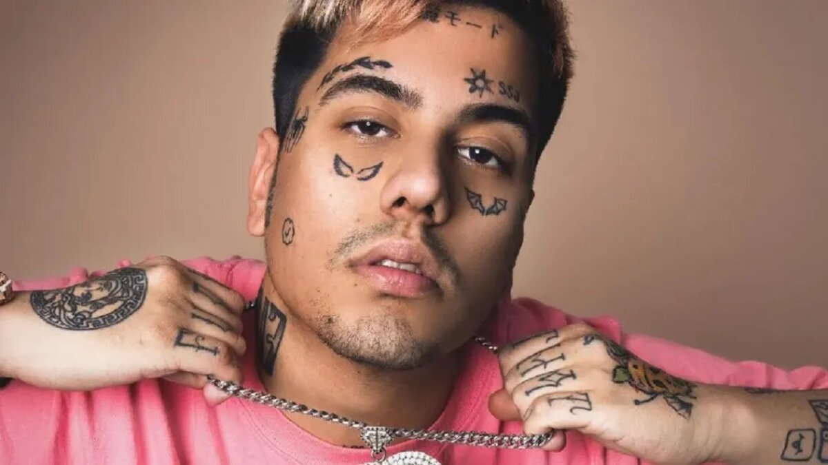 El tatuador denunció a Duki: las alas que el cantante luce bajo los ojos están en el centro del conflicto