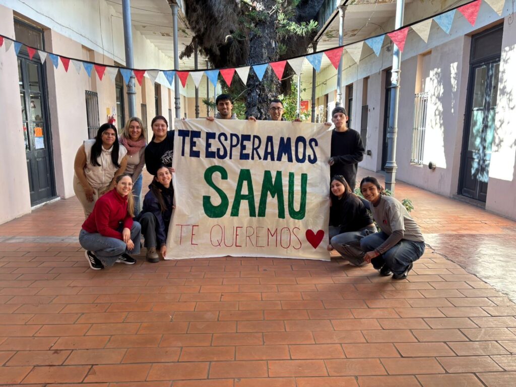 Alumnos sostienen una pancarta para el tatuador Samuel Romero