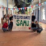 Tatuador Samuel Romero: detienen al conductor y sus alumnos lo respaldan Alumnos sostienen una pancarta para el tatuador Samuel Romero
