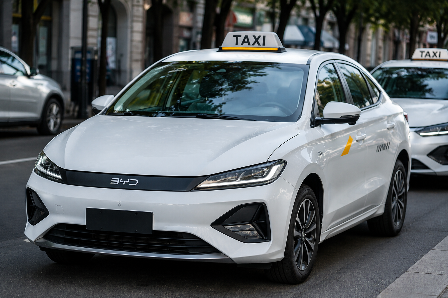 Taxi eléctrico blanco con cartel TAXI, modelo de vehículo de energías alternativas