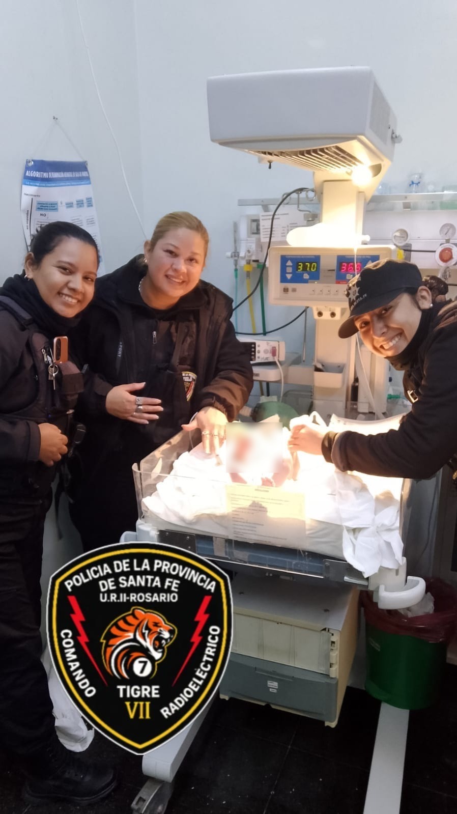 Personal del Comando Radioeléctrico junto al recién nacido tras asistir un trabajo de parto en Rosario