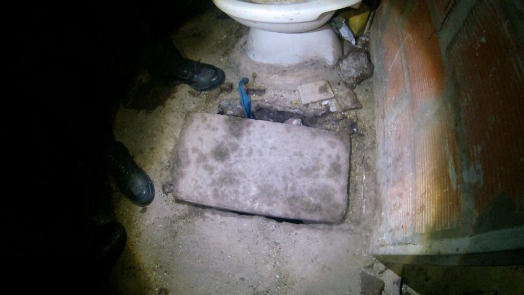 Túnel en Piñero: excavación de 70 centímetros descubierta en el baño del pabellón de alto perfil