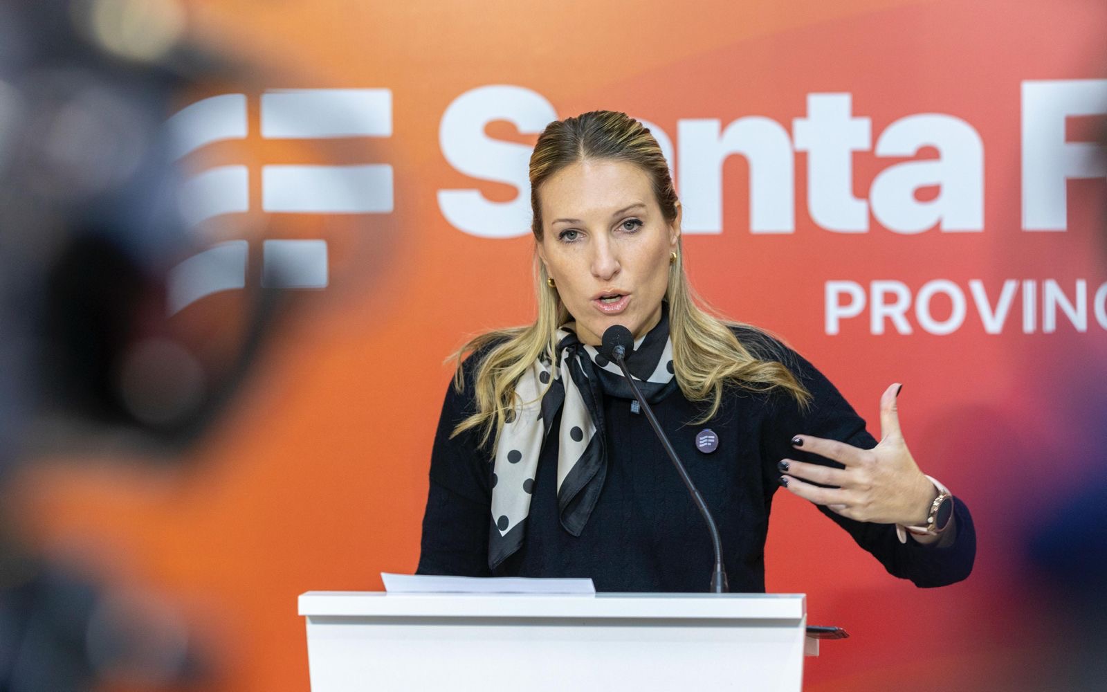 Virginia Coudannes confirma el hallazgo del túnel en Piñero durante una conferencia de prensa