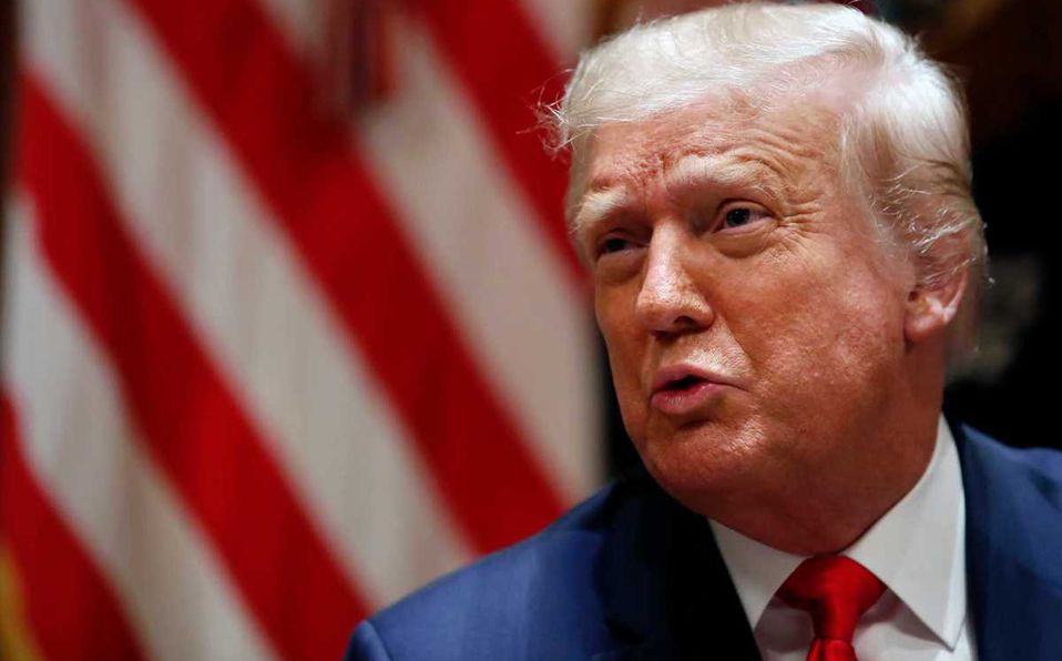 Twitter bloquea cuenta de Trump y Facebook le borra video por 'mentiroso'