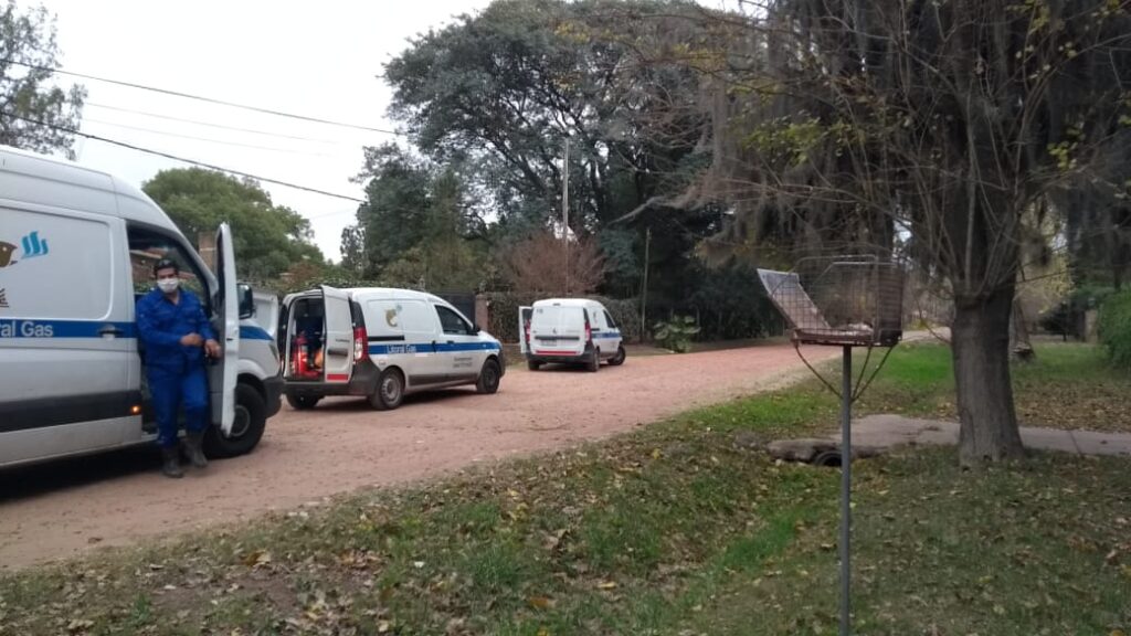 Una maquina excavadora rompió un caño de gas maestro