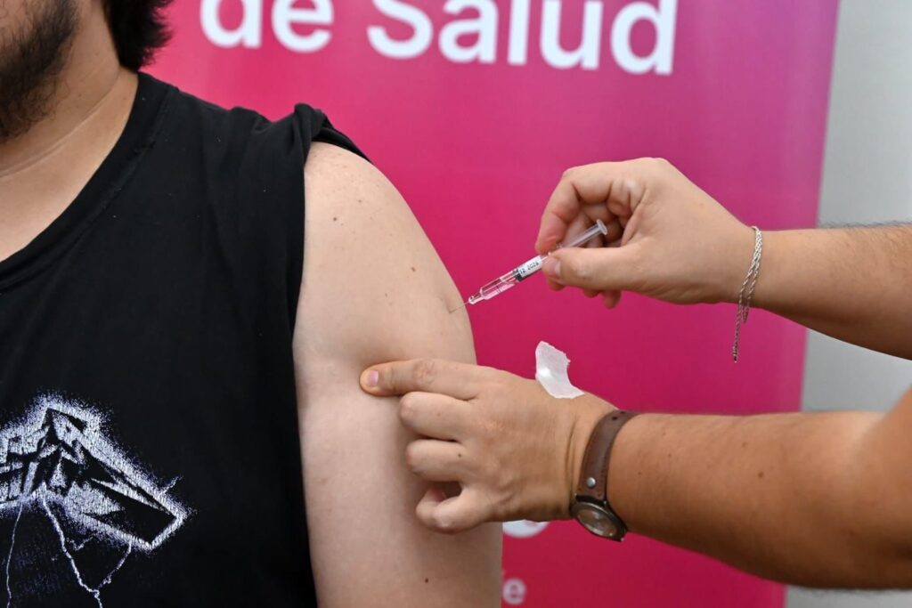 Vacunación antigripal en Santa Fe: una persona recibe su dosis en un vacunatorio