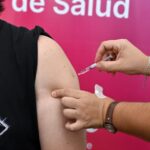 Vacunación antigripal en Santa Fe: una persona recibe su dosis en un vacunatorio