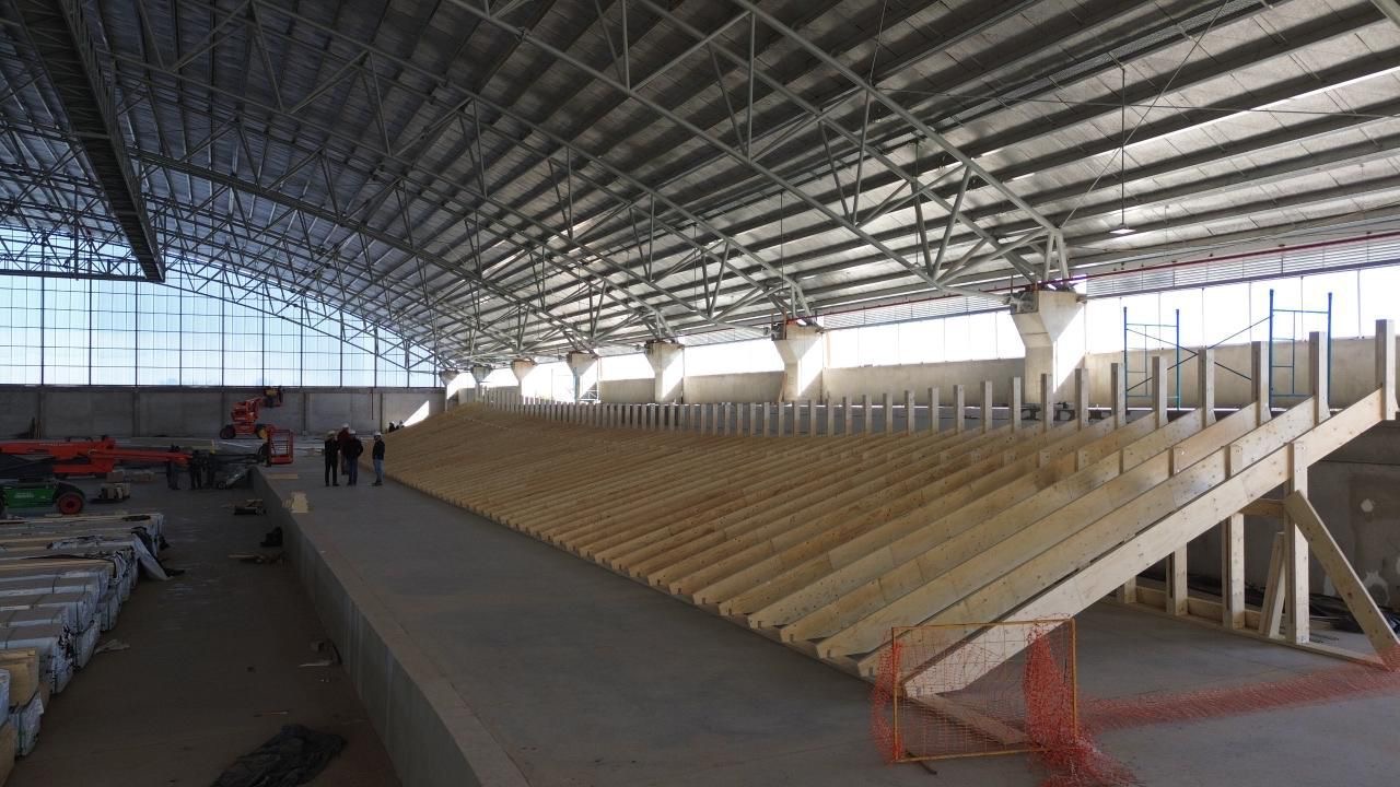 Interior del velódromo de Rafaela con la grada de madera en construcción