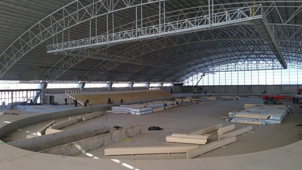 Velódromo de Rafaela: montaje de la pista profesional de madera homologada por la UCI