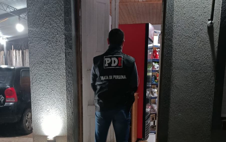 Agente de la PDI Trata de Personas durante el allanamiento en Villa Amelia