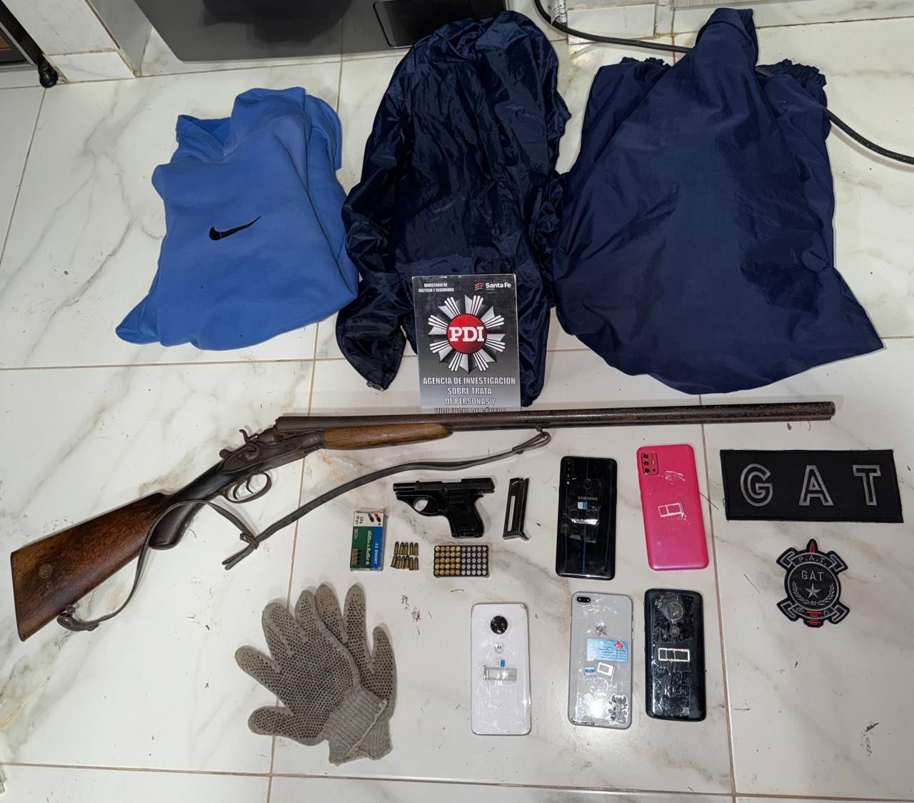 Armas y elementos secuestrados en el allanamiento por el femicidio en Villa Amelia