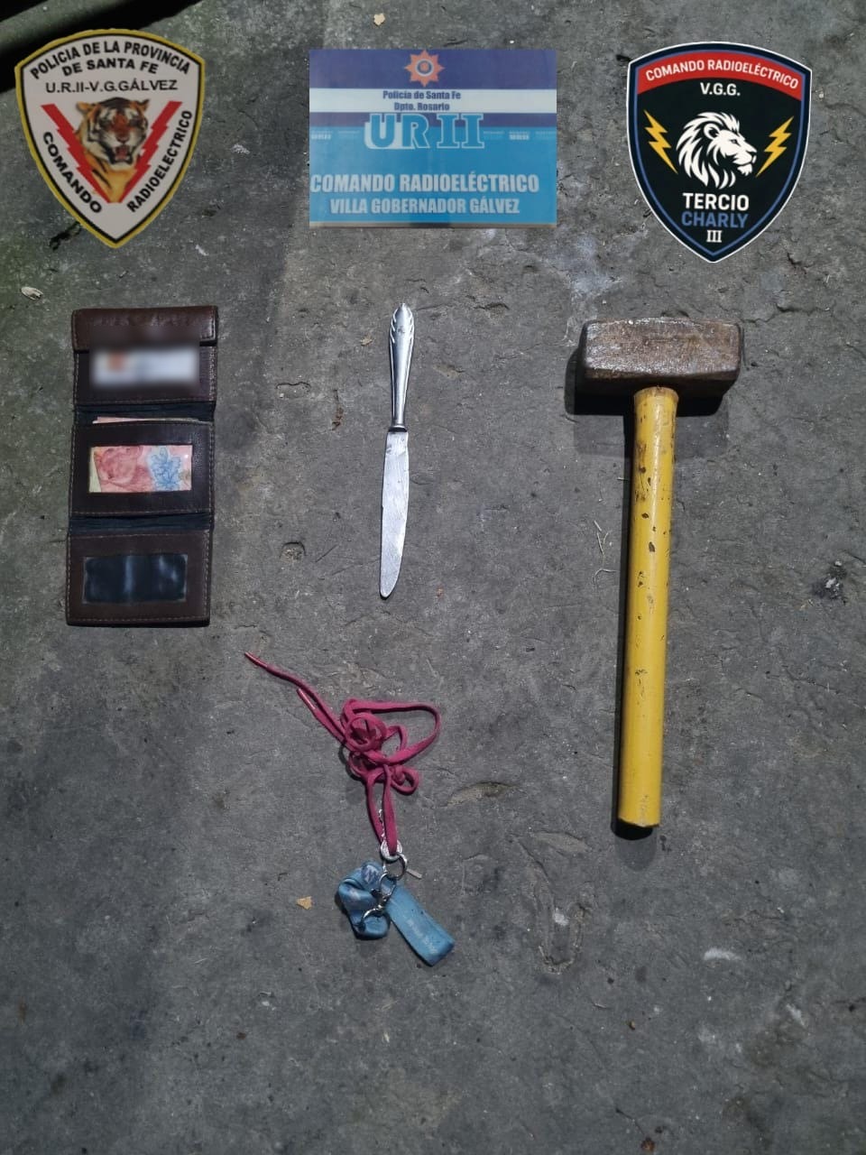 Maza y cuchillo secuestrados en el procedimiento de Villa Gobernador G&aacute;lvez