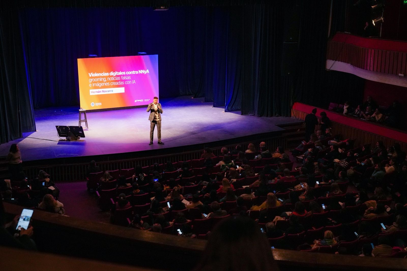 Charla violencias digitales Teatro La Comedia Rosario