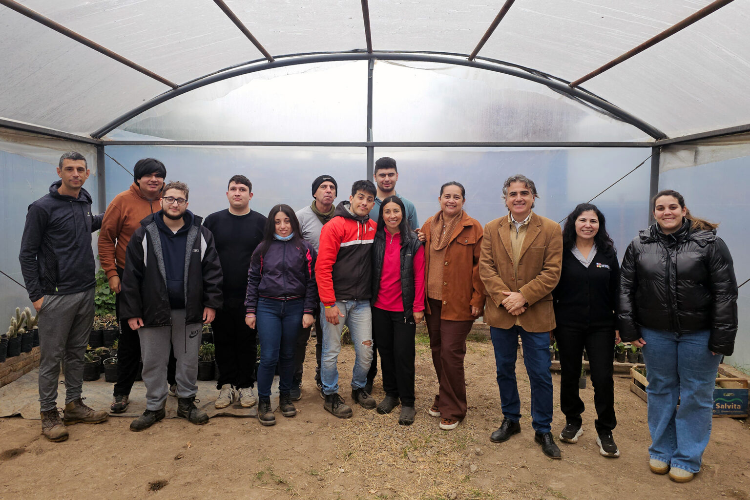 Vivero Inclusivo San Lorenzo: equipo de jóvenes con discapacidad, docentes y funcionarios municipales en Hojitas Verdes