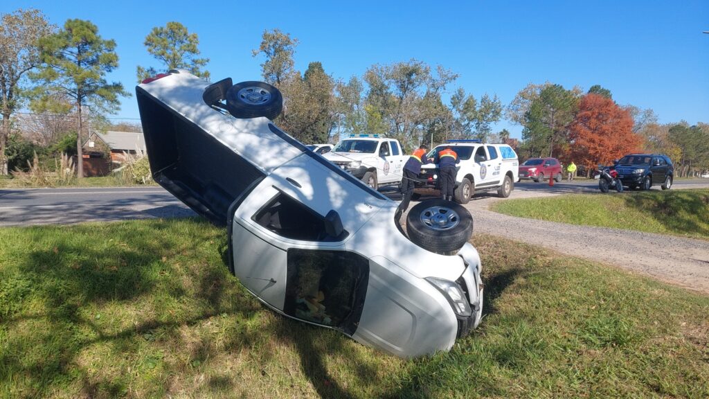 Vuelco en Ruta 9: auto blanco invertido sobre la banquina camino a Funes