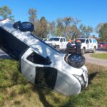 Un auto volcó sobre Ruta 9 camino a Funes y terminó invertido sobre la banquina Vuelco en Ruta 9: auto blanco invertido sobre la banquina camino a Funes
