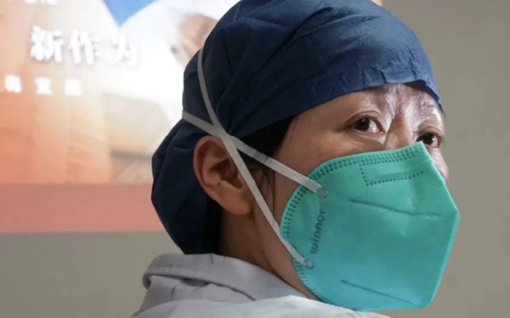 Xi Jinping prohibe a los médicos de Wuhan hablar del origen