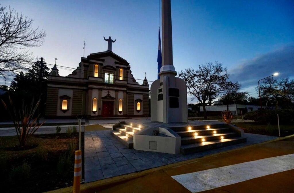 Zenón Pereyra ONU Turismo: plaza e iglesia iluminadas al anochecer