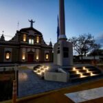 Zenón Pereyra ONU Turismo: plaza e iglesia iluminadas al anochecer