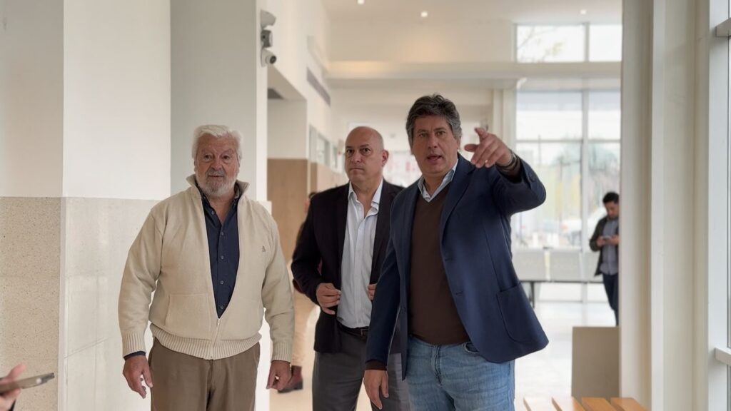 Roly Santacroce durante el recorrido por el nuevo Hospital SAMCo Eva Perón de Funes