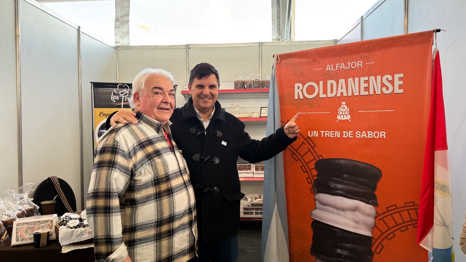 Stand del Alfajor Roldanense con el intendente Escalante en Armstrong