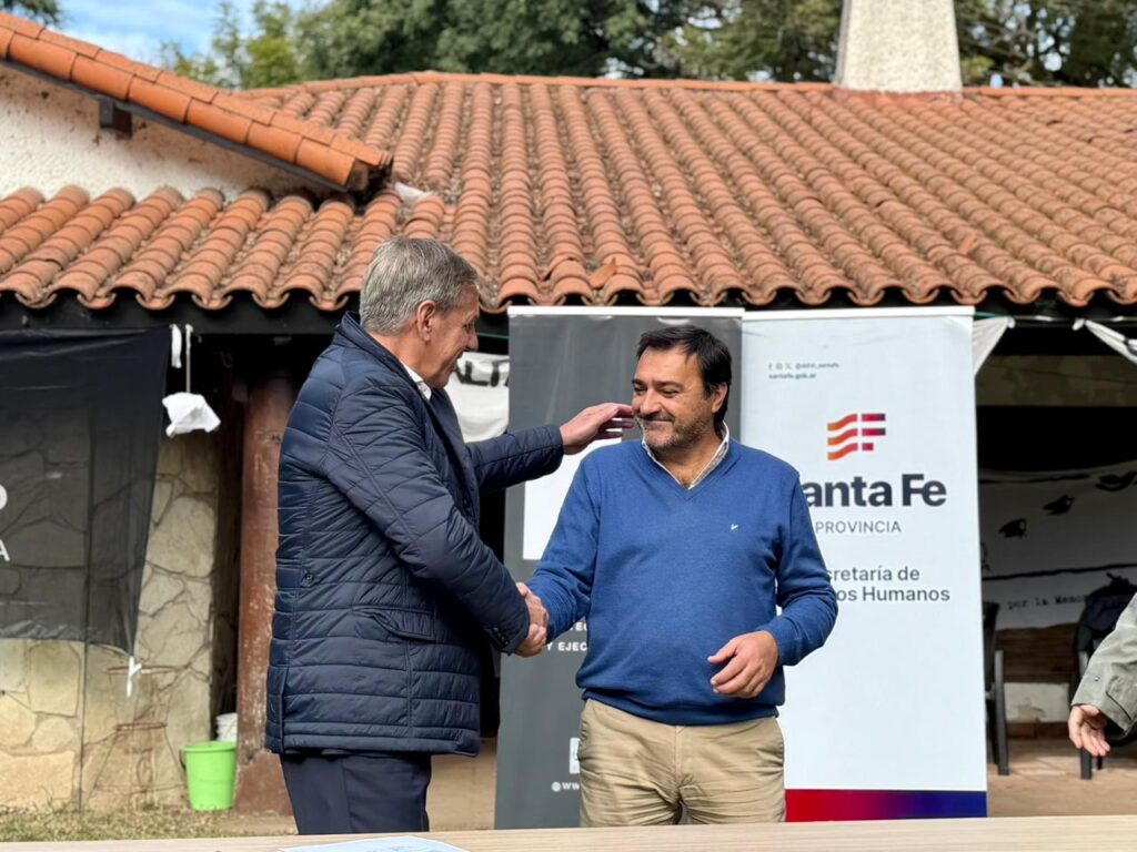 Emilio Jaton saluda durante la firma del Acta de Inicio de Obras en la Quinta de Funes