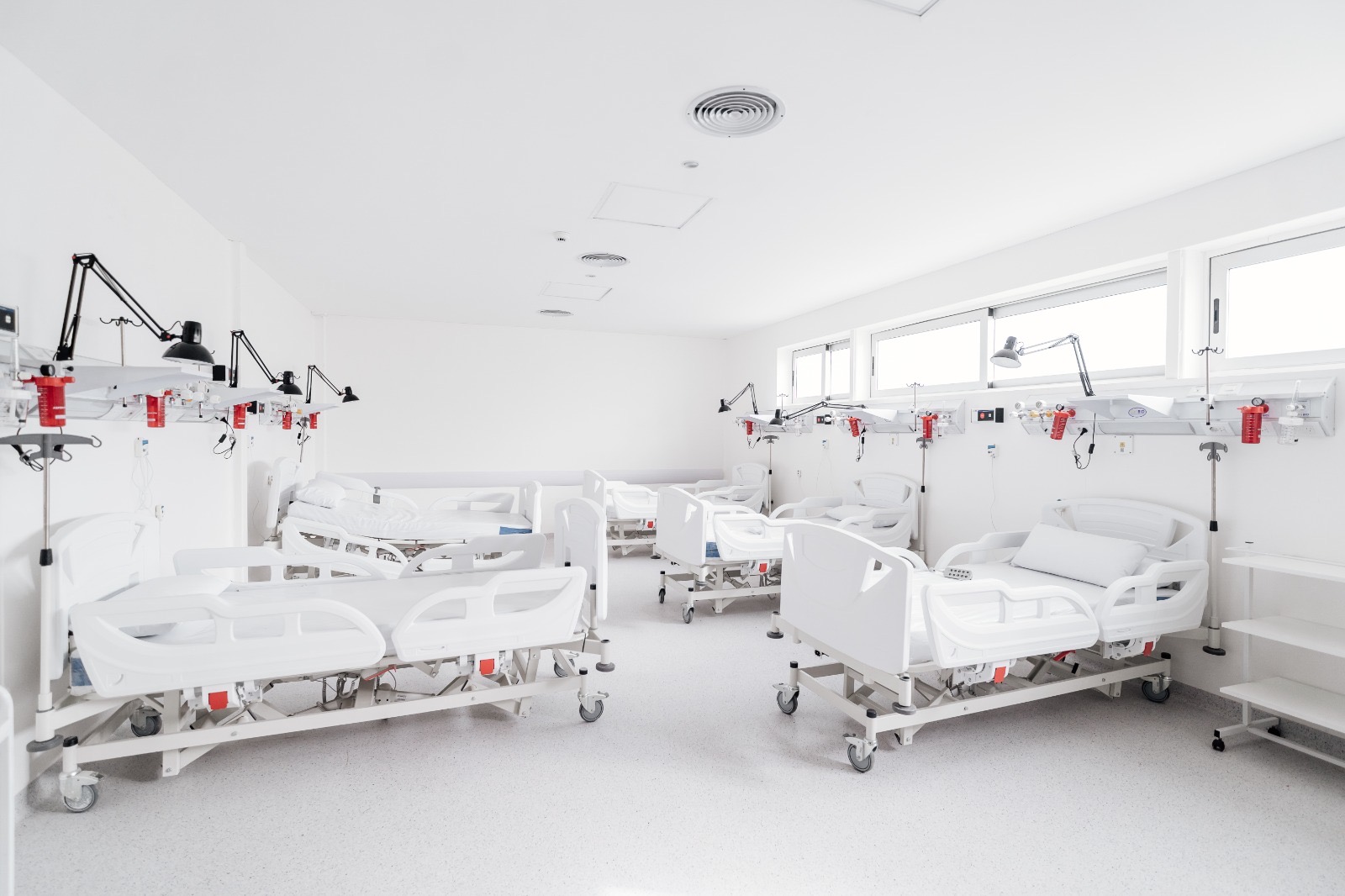 Sala de internación del nuevo Hospital SAMCo Eva Perón con equipamiento de vanguardia