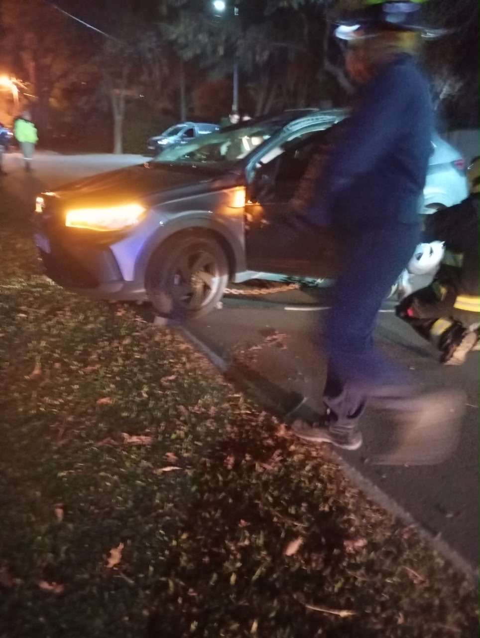 Bombero de Funes asiste a ocupante del Hyundai en Candelaria y Houssay