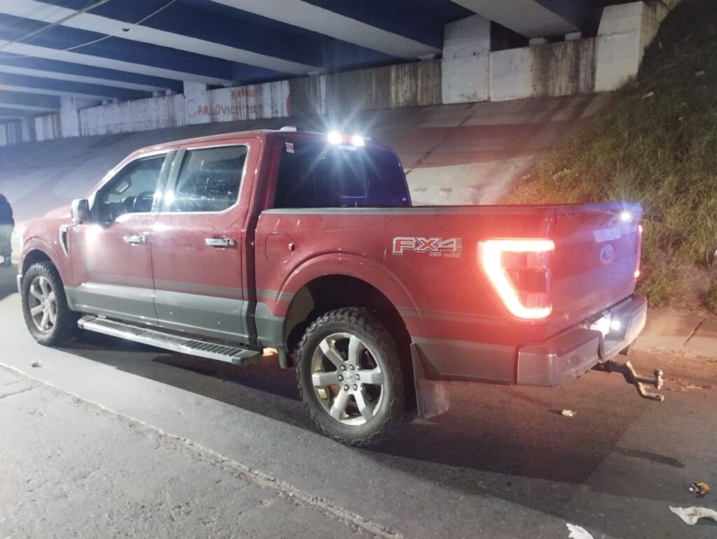 Ford F-150 FX4 Lariat bordó secuestrada bajo un puente de Av. Circunvalación, Rosario