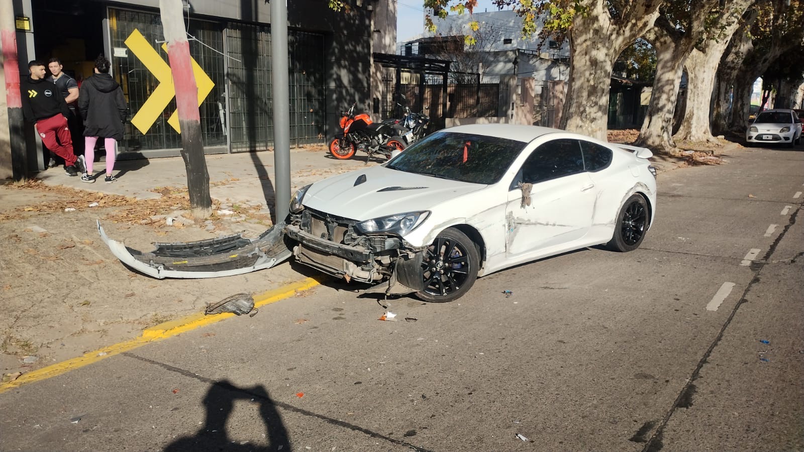 Accidente Pellegrini Liniers: Hyundai Génesis con paragolpes desprendido en Rosario