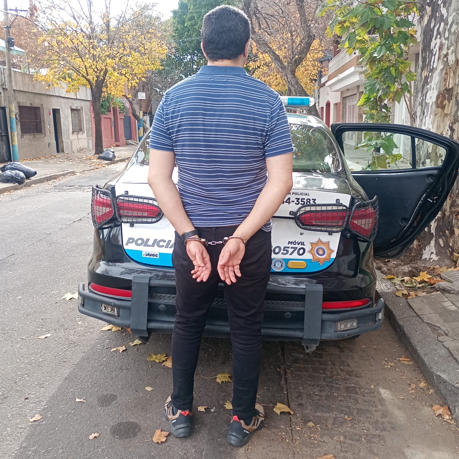 Aprehendido esposado tras el ataque con cuchilla en Rosario, frente al móvil del Comando Radioeléctrico
