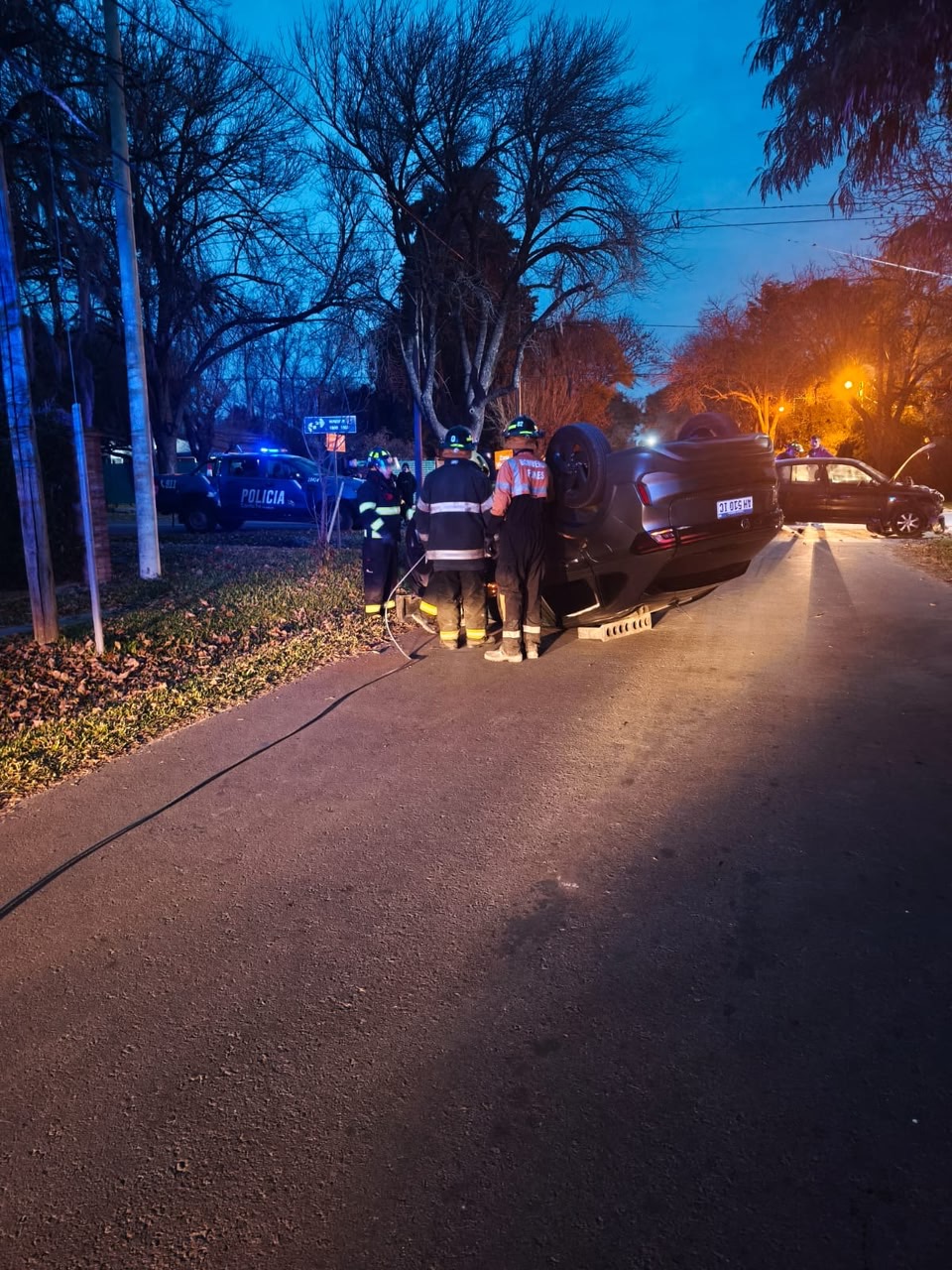 Auto volcado en Funes asistido por Bomberos y Protección Civil