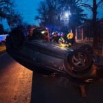 Auto volcado en Funes con autobomba de Bomberos Voluntarios en Candelaria y Houssay