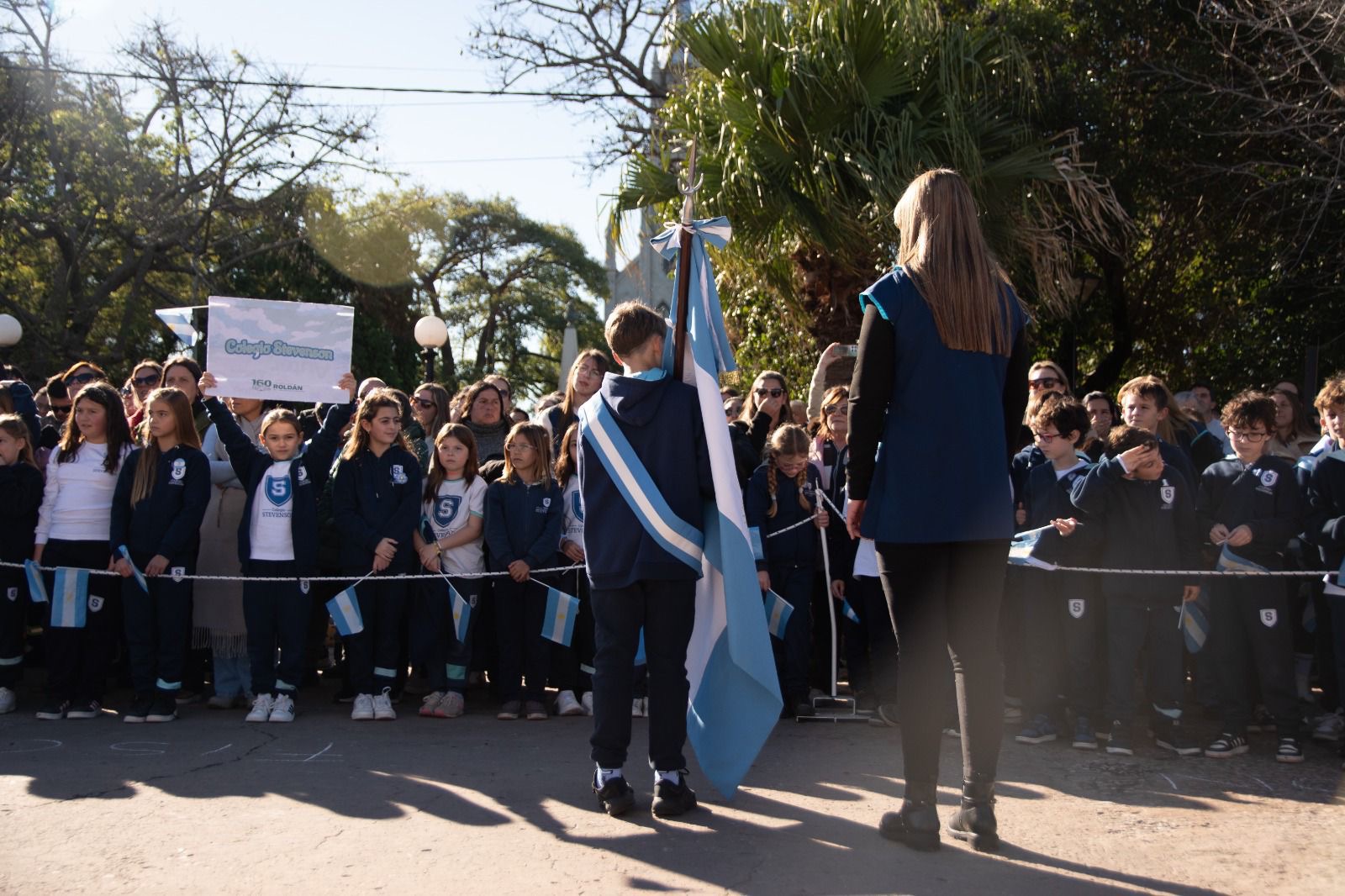 Abanderado portando la Bandera Argentina ante la comunidad educativa en Roldán