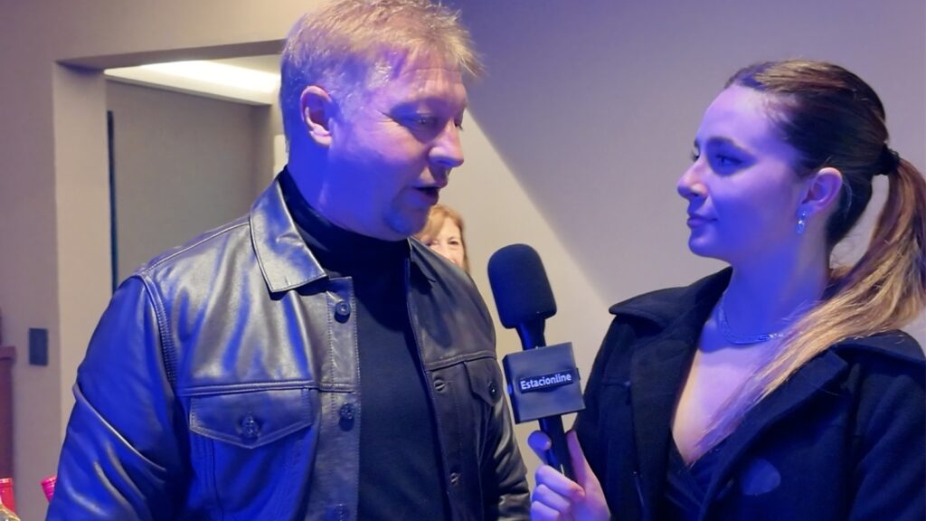 Abby Cataudella entrevista a un invitado durante la apertura de Chicharra en Funes para Estacionline