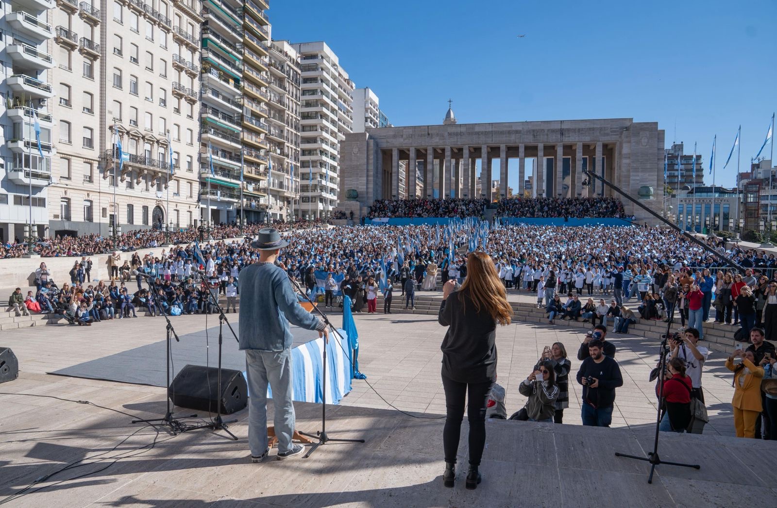 Abel Pintos en el escenario frente al Monumento durante la fiesta del Día de la Bandera